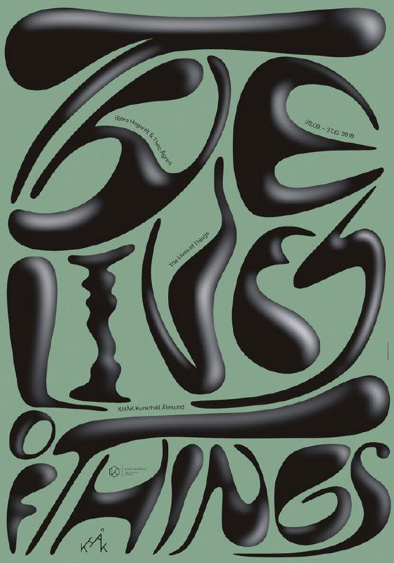 Органические текучие формы в зелёно‑чёрной гамме: скульптурная типографика, плавные линии и декоративные элементы на постере Арианы Шпанье.