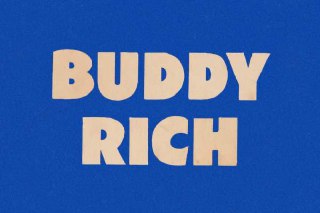 Крупные простые буквы «Buddy Rich» на насыщенно-синем фоне, минималистичный ретролеттеринг афиши музыкального исполнителя.