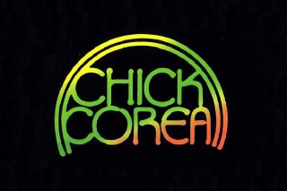 Круглая и плавная зелёно-оранжевая надпись «Chick Corea» на тёмном фоне, пример декоративного ретролеттеринга для музыкантов.