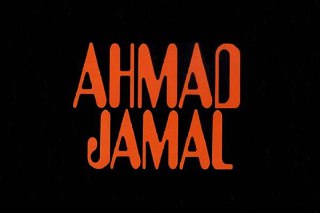 Тонкая удлинённая оранжево-красная леттеринговая надпись «Ahmad Jamal» на тёмном фоне, пример из коллекции джазовых афиш.