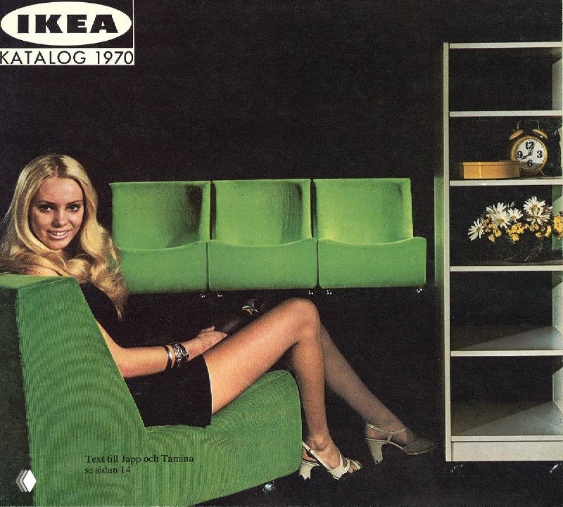Обложка каталога IKEA 1970 года с зелёным модульным диваном и моделью в кадре — характерная реклама мебели середины XX века.