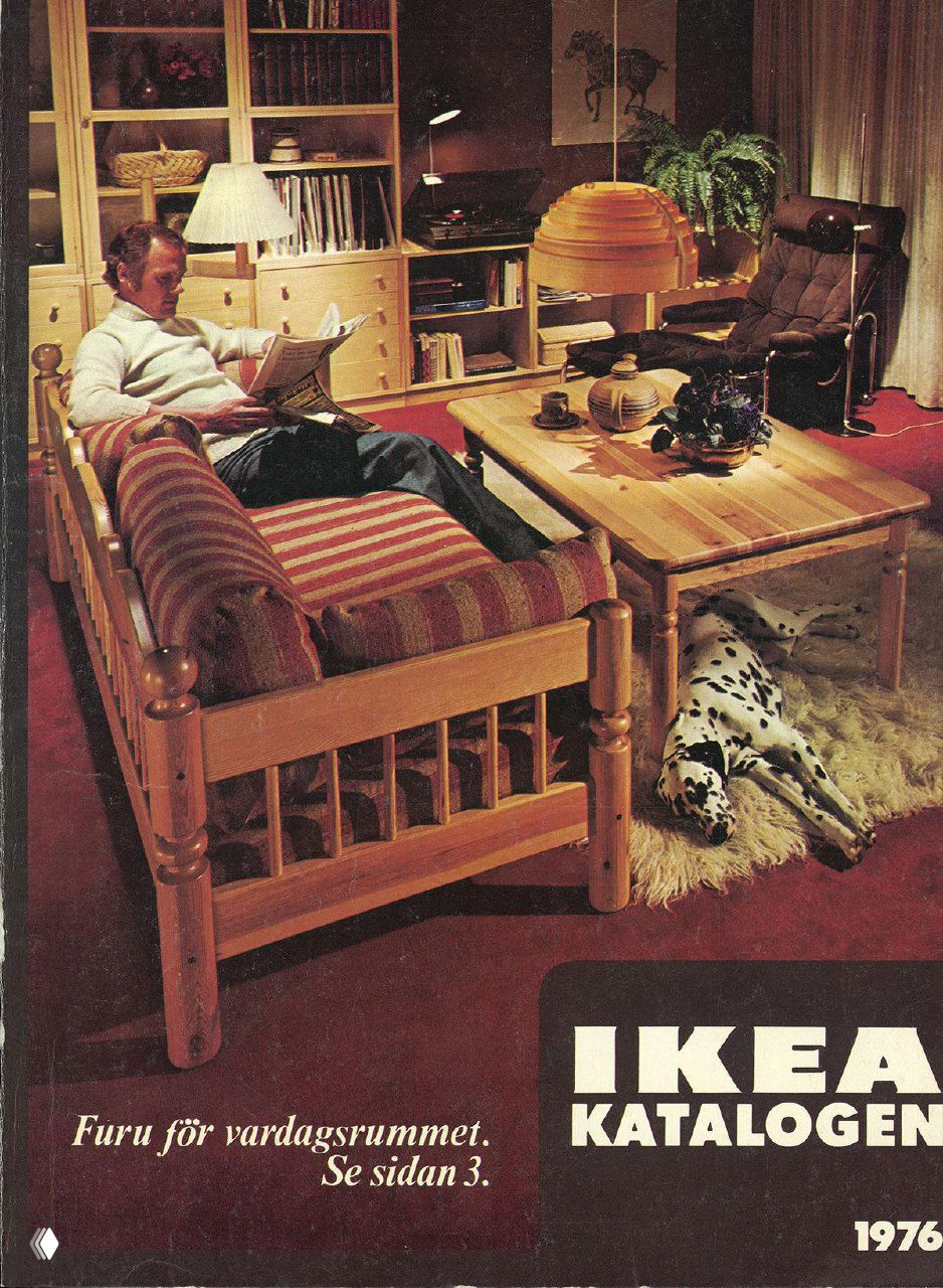 Страница каталога IKEA с тёплой гостиной: деревянный журнальный стол, диван и ковёр, а также собака у ног — бытовая сцена прошлого.