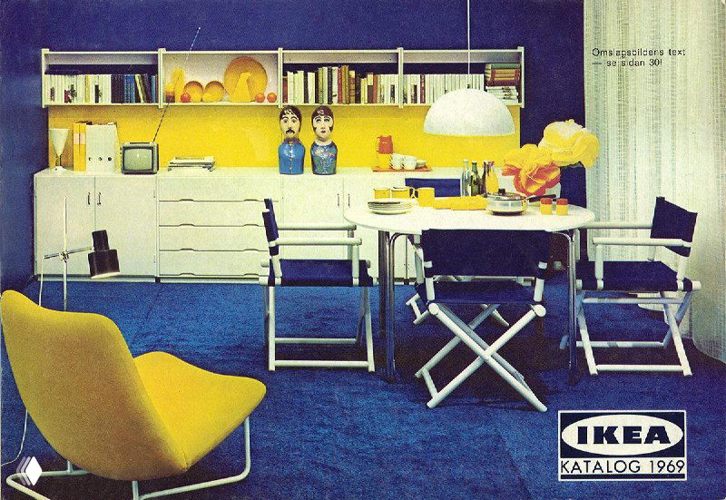 Яркая страница каталога IKEA с модульной мебелью и жёлтыми акцентами, демонстрация цветовых решений и планировочных приёмов.