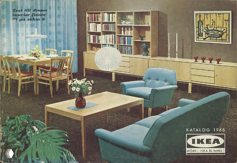 Страница каталога IKEA с оформленным гостевым уголком: диван, книжный шкаф и декоративные предметы в типичном скандинавском стиле.