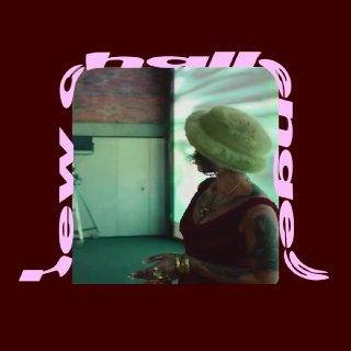 Квадратный макет с портретом и обрамлением из искривлённой розовой типографики, показывающий адаптацию движущегося шрифта в визуальном материале.