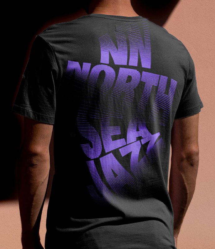 Футболка с крупной кинетической типографикой North Sea Jazz фиолетового оттенка на тёмном фоне, пример мерча и адаптации логотипа на одежде.