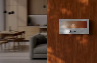Интерьерная сцена с настенным термостатом Therma: рендер устройства на деревянной поверхности, тёплая текстура и естественная освещённость.