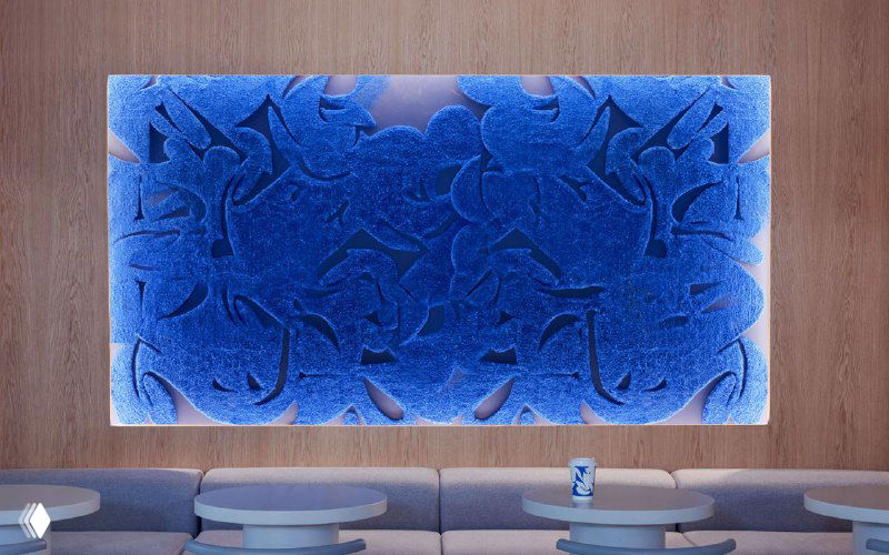 Декоративная панель с рельефным синим рисунком в интерьере кафе: пример масштабного применения фирменного орнамента Drinkit на стене.