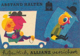 Ретро-этикетка с карикатурной сценой дорожной безопасности: персонажи в машине и прохожие, выполнено в ярких плоских цветах на спичечном коробке