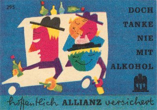 Ретро-рисунок с людьми в машине и бутылками на заднем плане, предупреждение о вождении в смешном иллюстративном стиле на спичечной этикетке