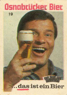 Рекламная винтажная этикетка с мужчиной, держащим бокал пива; коммерческая иллюстрация в ярких цветах на спичечном коробке середины XX века