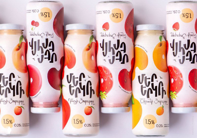 Ассортимент упаковки Mer Yerkir с фруктовыми иллюстрациями: бутылки и баночки с разными вкусами и дружелюбными образами.
