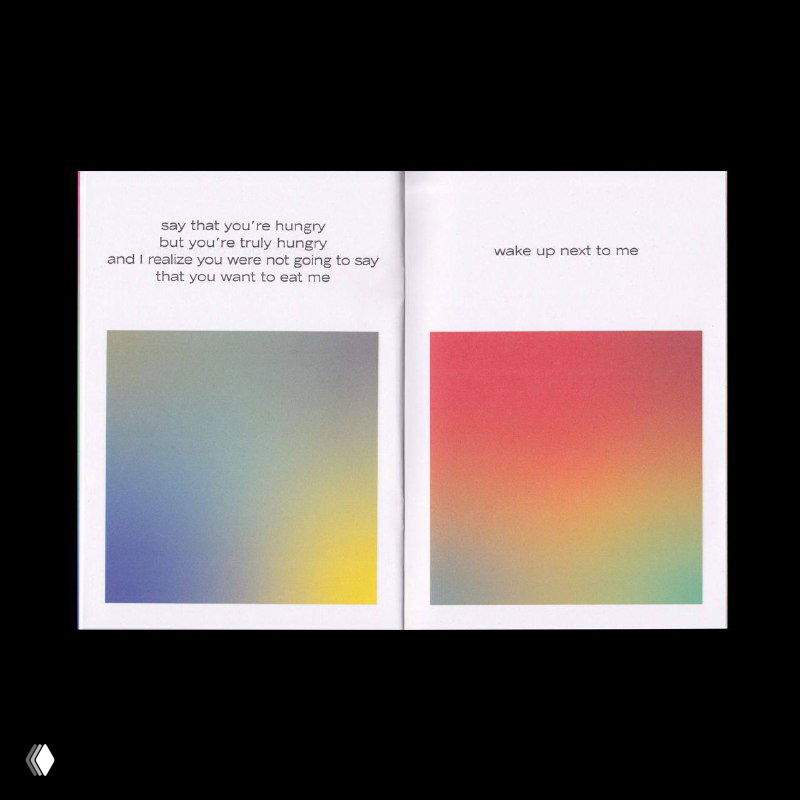 Квадратные поля с градиентами на страницах буклета: две страницы с крупными цветными прямоугольниками и небольшими текстовыми подписями рядом.