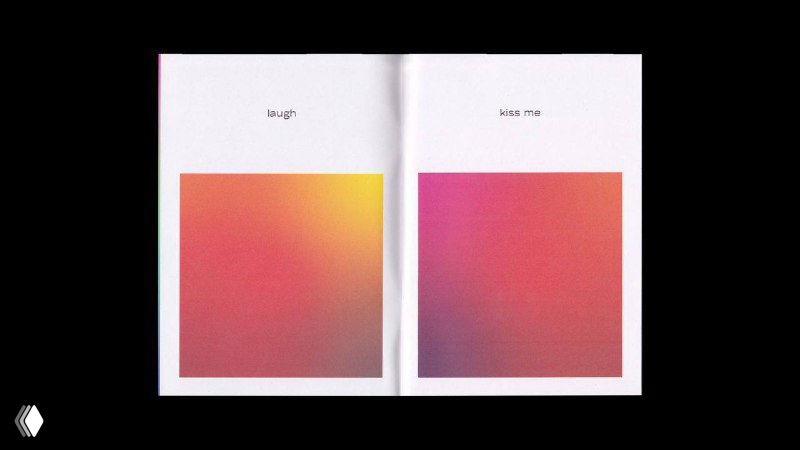 Разворот книги с двумя квадратными градиентами: тёплые розово-оранжевые и пурпурные плавные пятна на белом фоне и короткие подписи над полями.