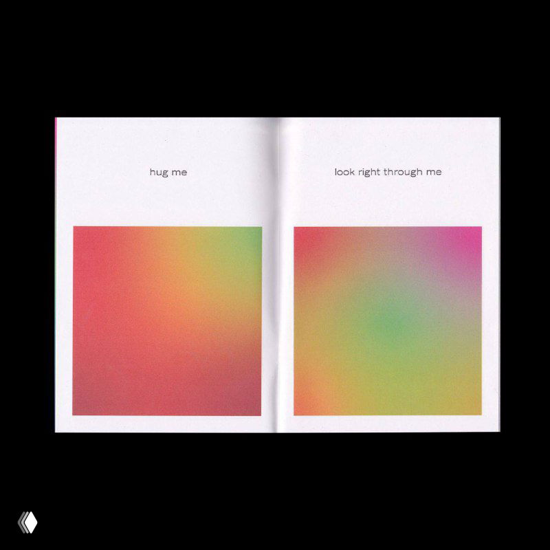 Разворот с центровым градиентом внутри квадратных панелей: круговое смешение цветов, подписи вроде 'hug me' и 'look right through me' над полями.