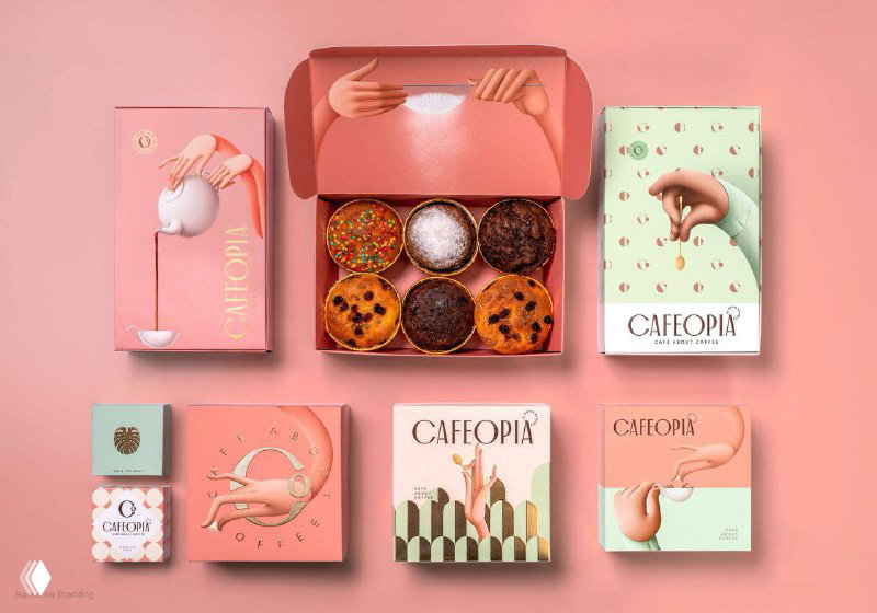 Ассортимент маленьких коробочек и упаковок Cafeopia: унифицированный стиль, повторяющиеся элементы узоров и персонажные иллюстрации рук в рекламной подаче.