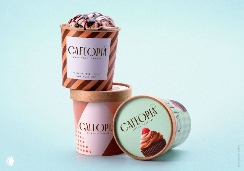 Брендированные стаканчики и банки Cafeopia в нежной палитре: центр внимания — логотип и лаконичные иллюстрации, подходящие для десертов и напитков.