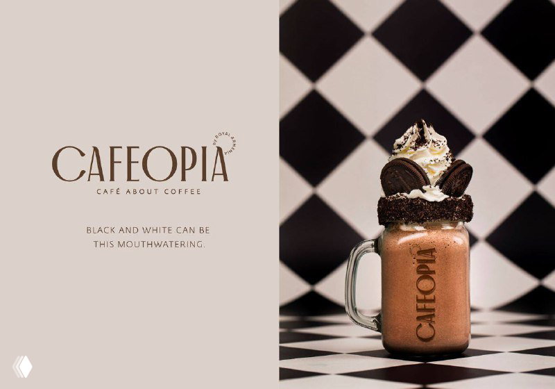 Две композиции: логотип Cafeopia на светлом фоне рядом с напитком в банке и контрастной шахматной графикой — сочетание текстур и фирменной типографики.