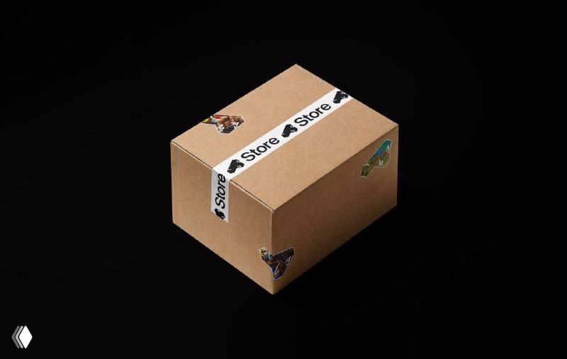 Картонная упаковочная коробка с брендированным скотчем и стикерами — пример мерч‑упаковки и визуального оформления в коммерческих материалах музея.