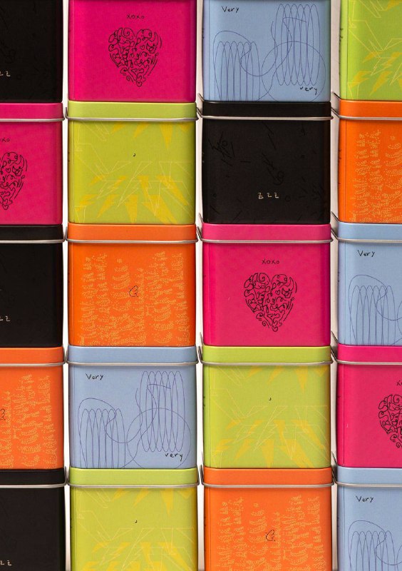 Стена из разноцветных квадратных металлических коробок CIHY, выстроенных в колонны; видны яркие розовые, зелёные и оранжевые панели. Фото проекта на Behance.