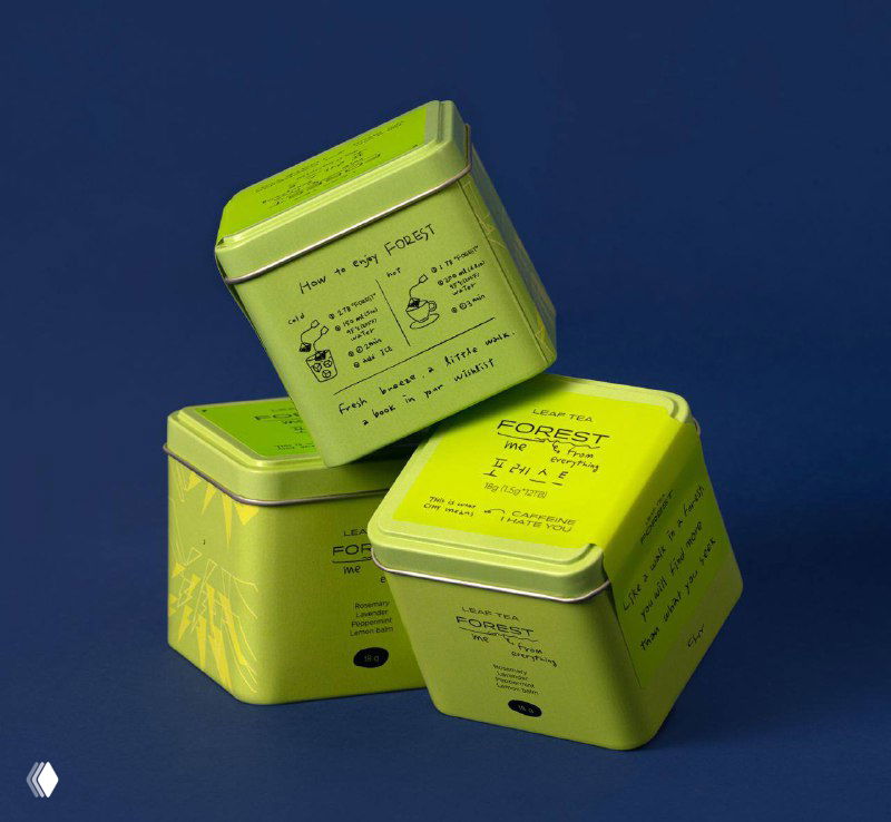 Три зелёных металлических коробки CIHY на синем фоне, одна коробка расположена под углом; акцент на этикетках, типографике и текстуре металла. Фото проекта на Behance.