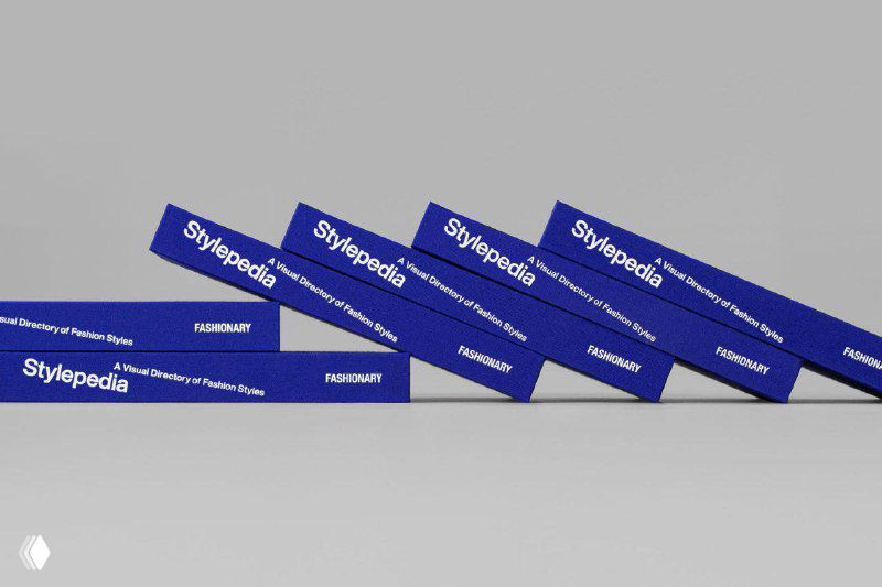 Ряд корешков книги «Stylepedia» в студийном макете: синие переплёты с белым логотипом и яркими зелёными торцами, визуальный ряд изданий.