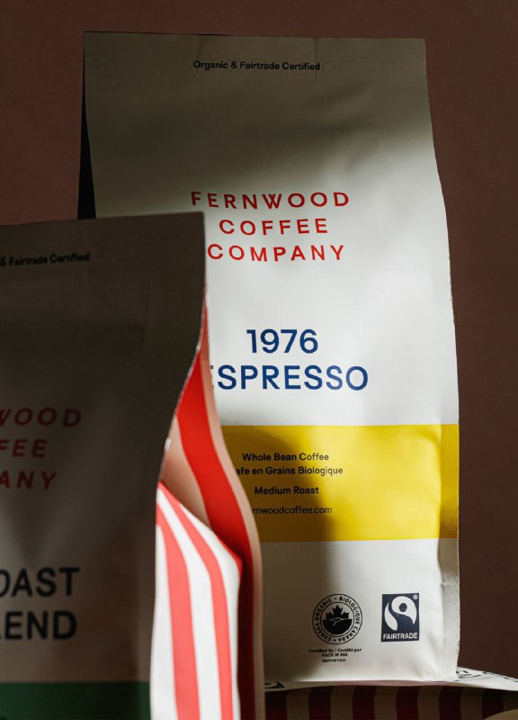 Пакет Fernwood с пометкой "1976 Espresso": минималистичная лицеевая часть и яркий желтый блок, тёмный фон подчёркивает контраст.