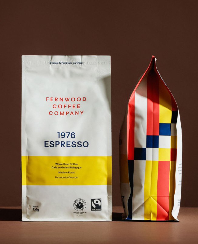 Два пакета Fernwood: фронт с простой типографикой и боковая панель с яркой крупной клеткой — демонстрация сочетания строгого и графичного.