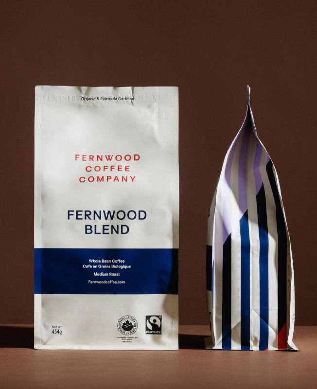 Пакет Fernwood Blend с тёмно-синей полосой и фирменной печатью; рядом видна боковая панель с диагональными полосами в контрастных цветах.