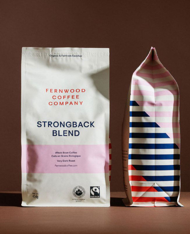 Пакет Strongback Blend на коричневом фоне: лицевой минимализм и боковая панель с сине-розовыми горизонтальными полосами и смягченными оттенками.