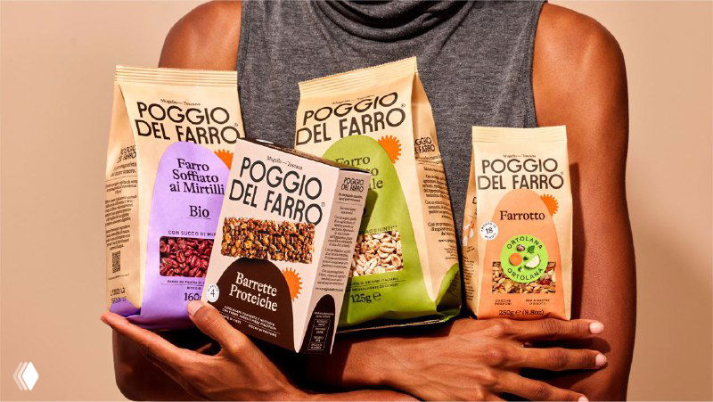 Студийная фотография — человек держит в руках несколько пакетов Poggio del Farro разного размера; подчёркнута текстура упаковки и дизайн этикетки.