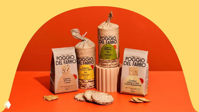 Композиция упаковок на жёлто-оранжевом фоне с декоративной аркой: продукты расположены на подиумах, демонстрируя яркую и радостную палитру визуальной айдентики бренда.