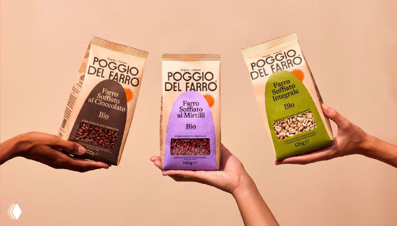 Фото трёх рук, держащих по пакету Poggio del Farro на нейтральном фоне; показаны разные вкусы и акцент на логотипе, этикетках и структуре упаковки.