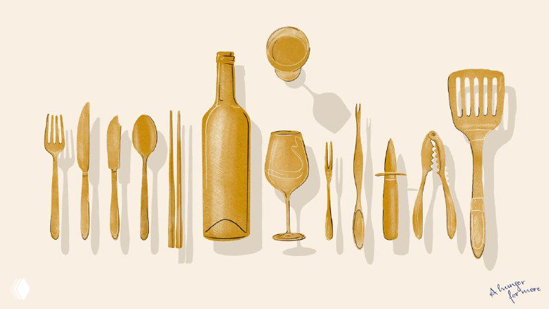 Натюрморт: золотистые столовые приборы и стеклянная посуда, разложенные на светлом фоне; эскизный подход к оформлению и текстуры в фирменной палитре Olala.