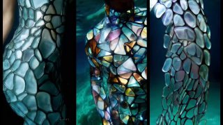 Фрагмент генеративного изображения Sora: фигура, покрытая витражными каменными текстурами, насыщенные цвета и художественный стиль.