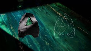 Фрагмент зелёной смолы с графическими набросками формы — исследование объёма и структуры для логотипа и интерьерных объектов.