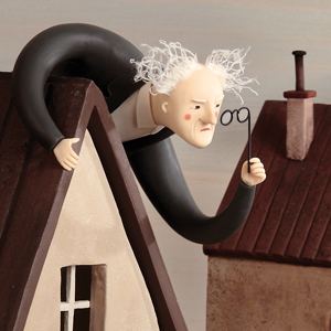 Художественная глиняная композиция с пожилым персонажем, держащим подзорную трубку, выразительная поза и детализированная текстура одежды и волос