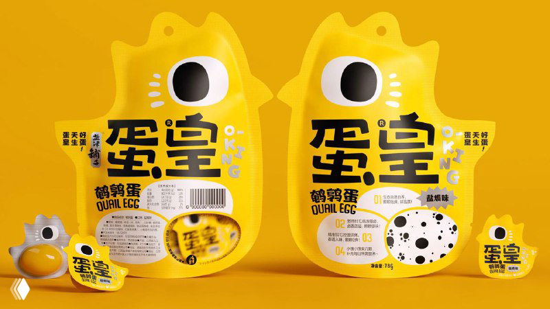 Фронтальный вид двух упаковок перепелиных желтков на жёлтом фоне, видно структуру пакета и крупные типографские элементы бренда.