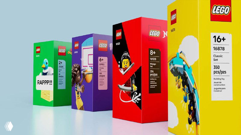 Групповая фотография нескольких коробок LEGO разных цветов на столе, демонстрирующая разнообразие упаковки и визуальных меток новой концепции.