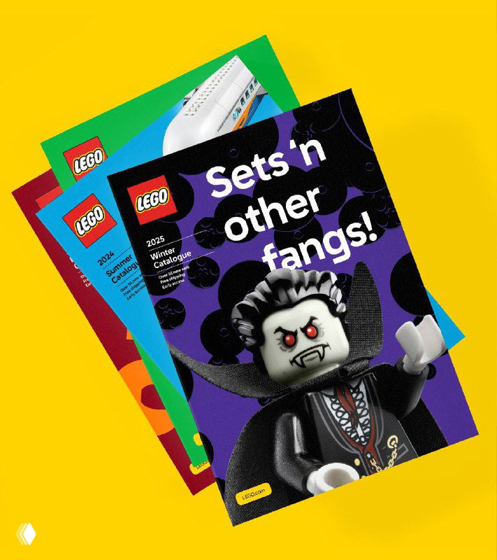 Набор буклетов и печатных материалов с обложками в ярких контрастных цветах и изображением минифигурок, демонстрирующий полиграфию новой айдентики.