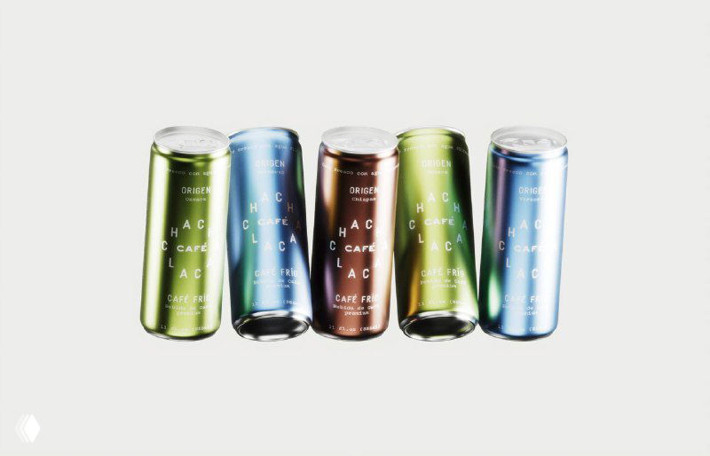 Несколько банок кофе Chachalaca, уложенных в ряд на светлом фоне, видна игра отражений и металлизированные градиенты на поверхности