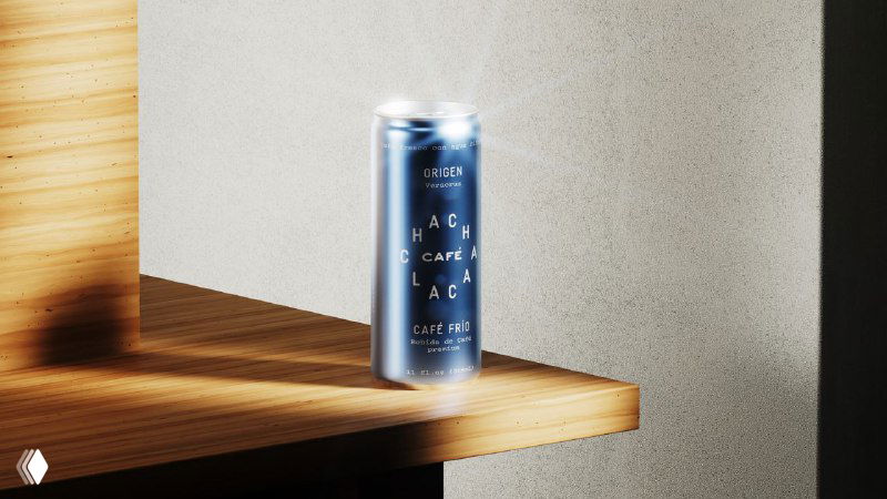 Одна высокая металлическая банка Chachalaca в синем тоне на деревянной полке, подчёркнута боковым светом и минималистичной композицией