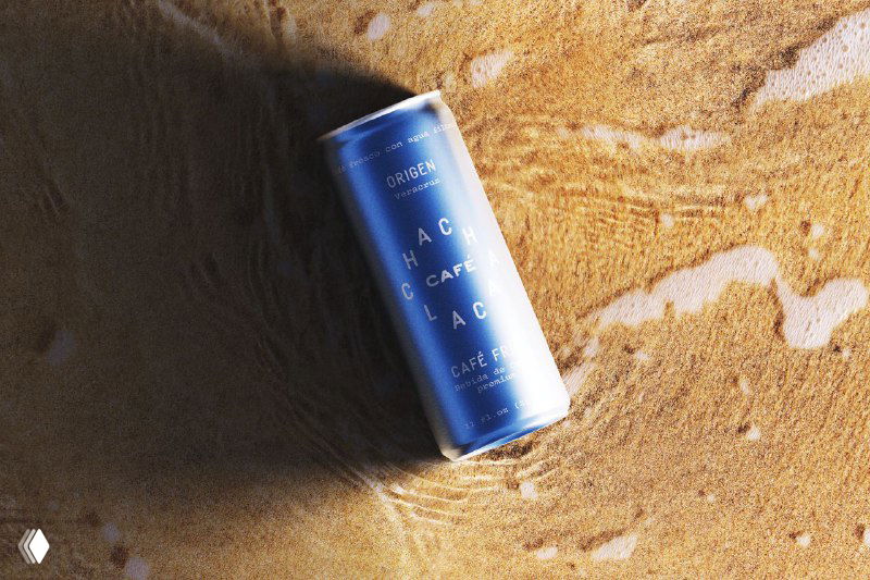 Одна банка Chachalaca лежит на текстурированном песочно-коричневом фоне — контраст фактур и металлического покрытия на упаковке