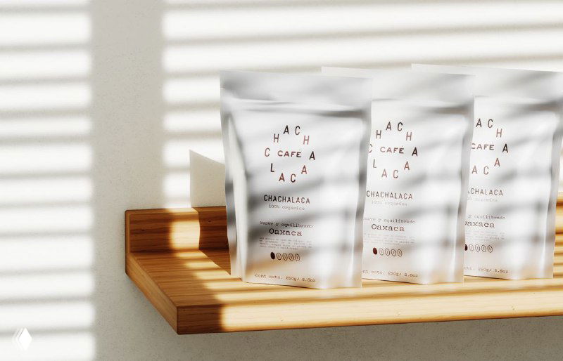 Матовые пакеты с логотипом Chachalaca на деревянной полке в солнечных полосах света, демонстрирующие решение с пакетированной фасовкой