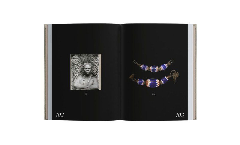 Чёрный разворот в книге: фотографии ожерелий с синими и золотыми оттенками, минималистичный макет и крупный негативный фон.