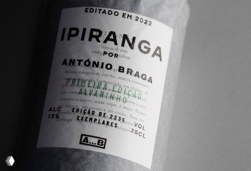 Крупный фрагмент бумажной этикетки с названием IPIRANGA и авторским указанием Antonio Braga; монохромный стиль и акцент на шрифтах.