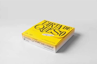 Крупный план коробки Tarta De Queso ярко‑желтого цвета с аккуратным леттерингом на крышке и минималистичной структурой градиента на фоне.