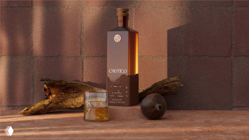 Бутылка Caotico в тёплой коричневой гамме на подиуме с элементами дерева и бокалом виски; видна высокая квадратная форма флакона.