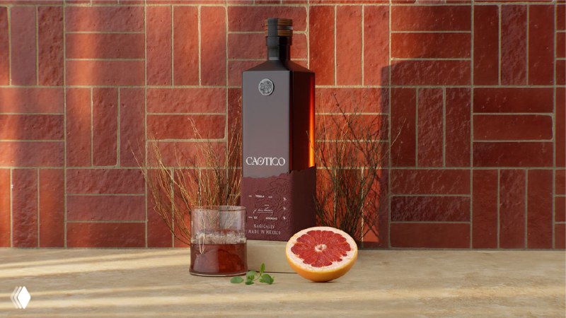 Бутылка Caotico в бордово-терракотовой палитре рядом с половинкой грейпфрута и бокалом напитка, демонстрация сочетаемости упаковки и ингредиентов.