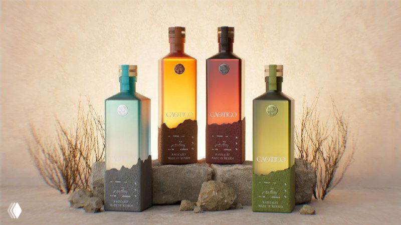 Ряд бутылок Caotico разных цветов в одной композиции на песочном фоне, показывающий ассортиментную линейку и вариации градиентов.
